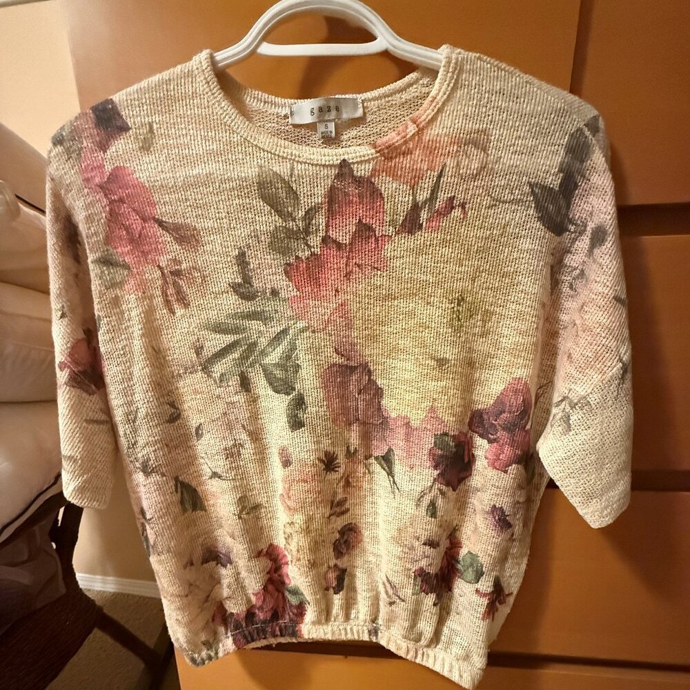 Gaze Flowered top